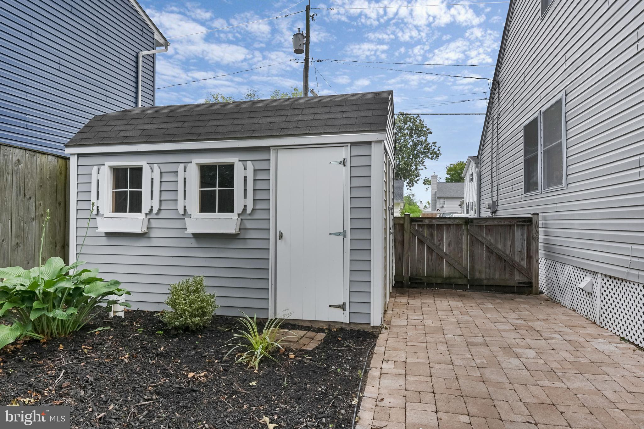 WOODLAND BEACH - Residential