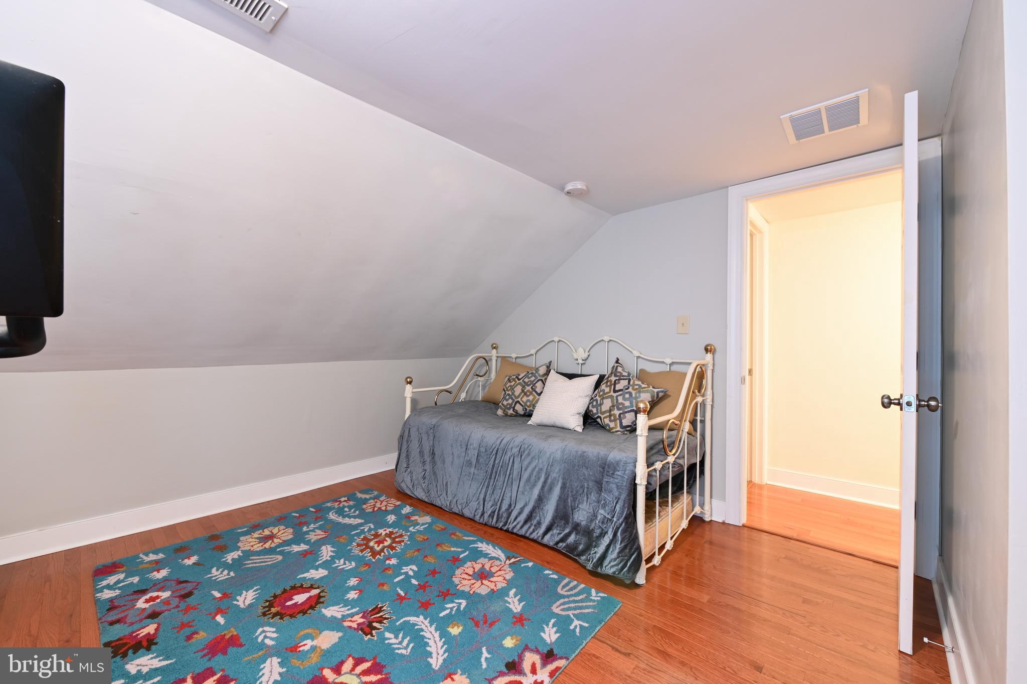 WOODLAND BEACH - Residential