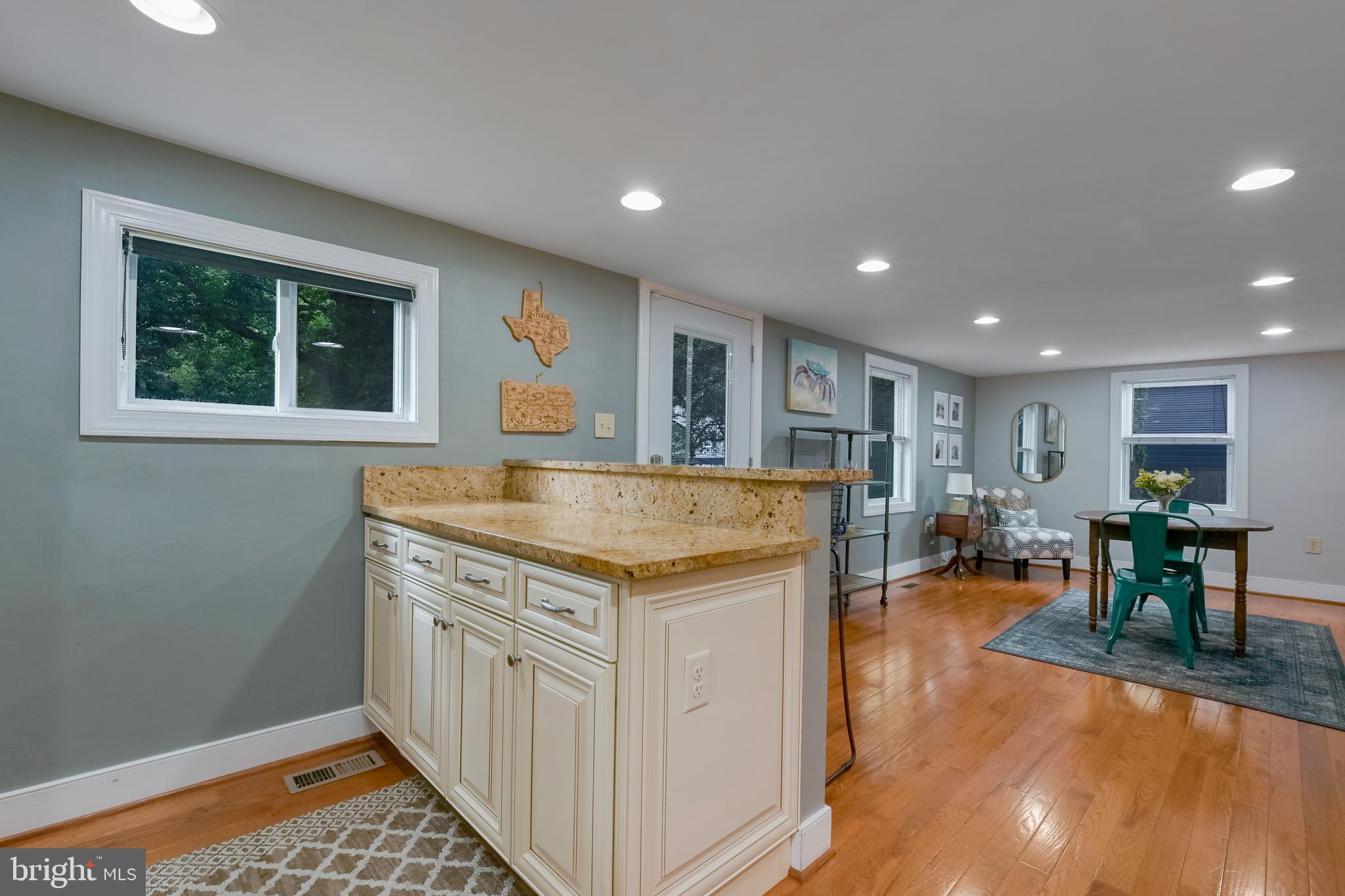 WOODLAND BEACH - Residential