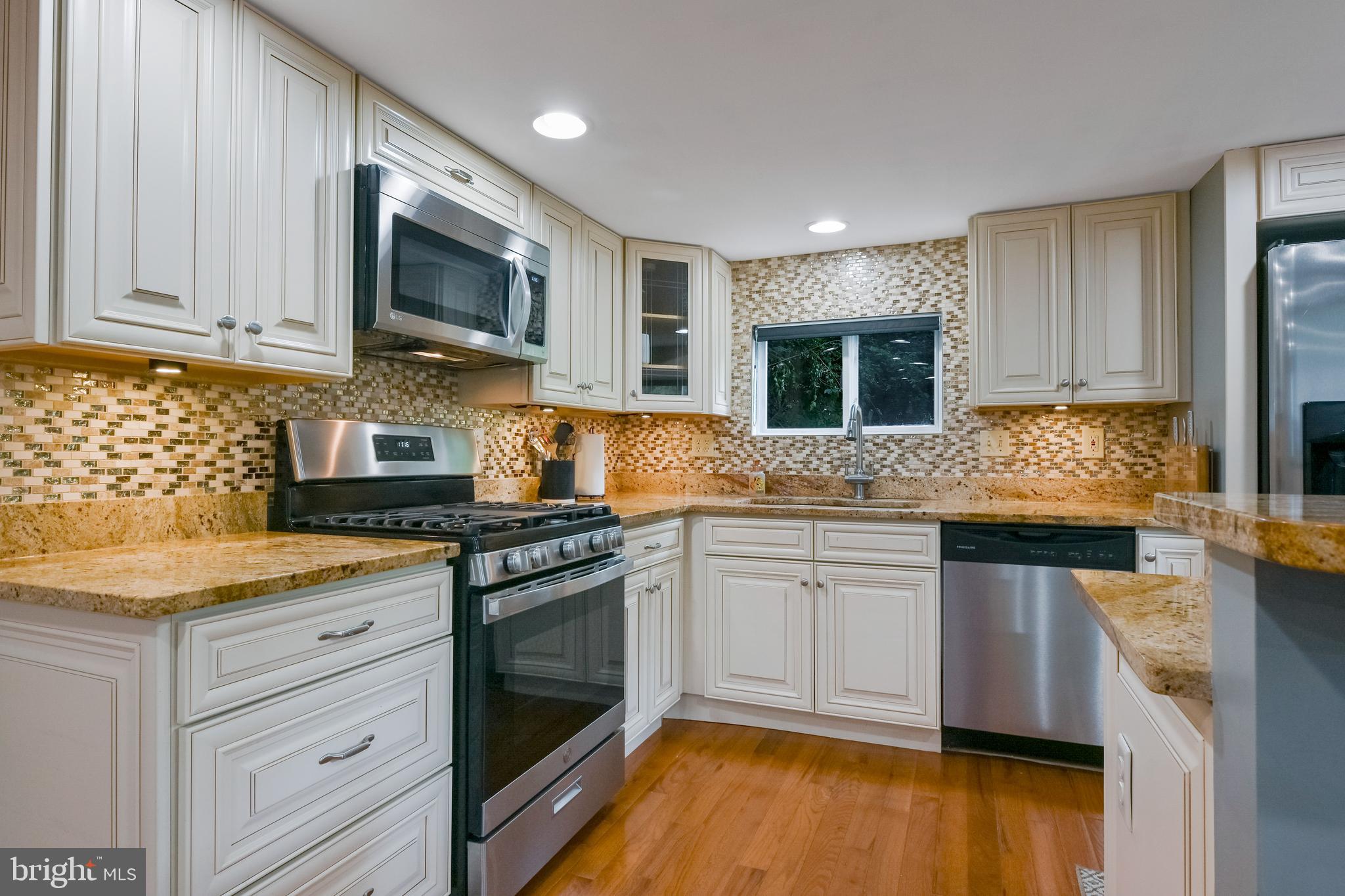 WOODLAND BEACH - Residential