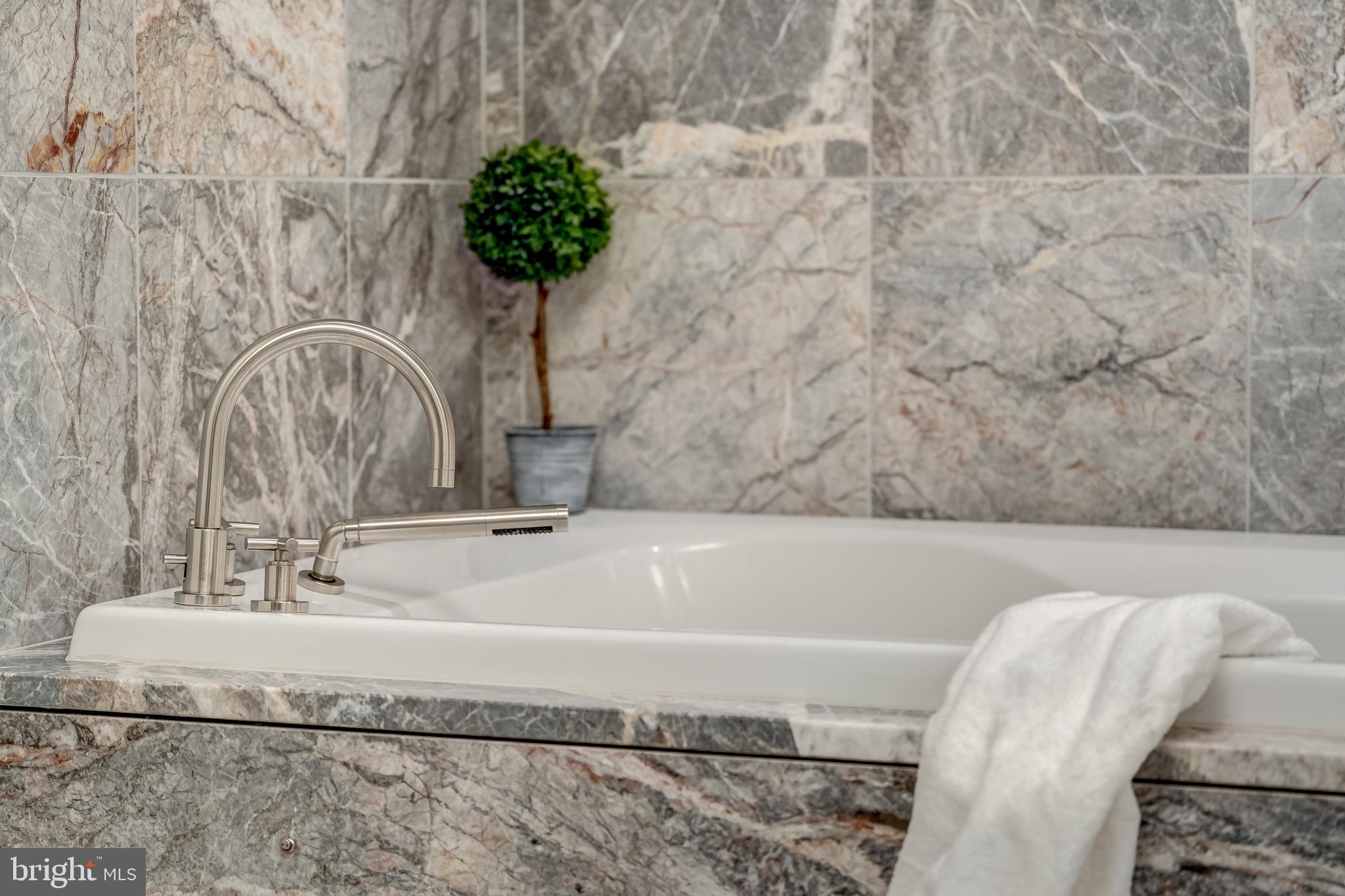 TURNBERRY TOWER - Residential