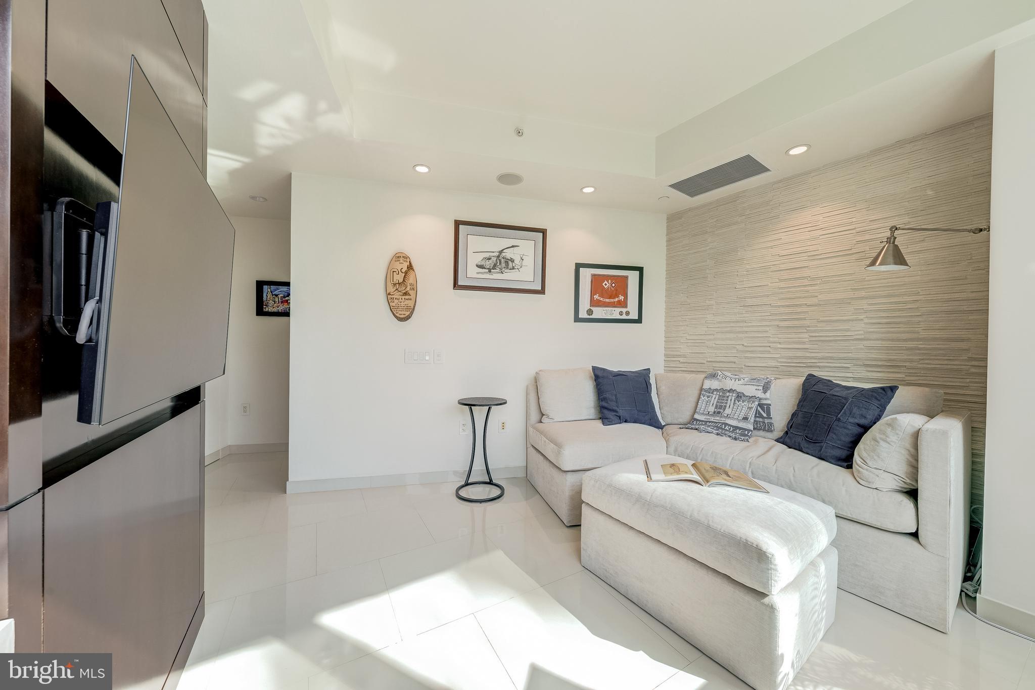 TURNBERRY TOWER - Residential