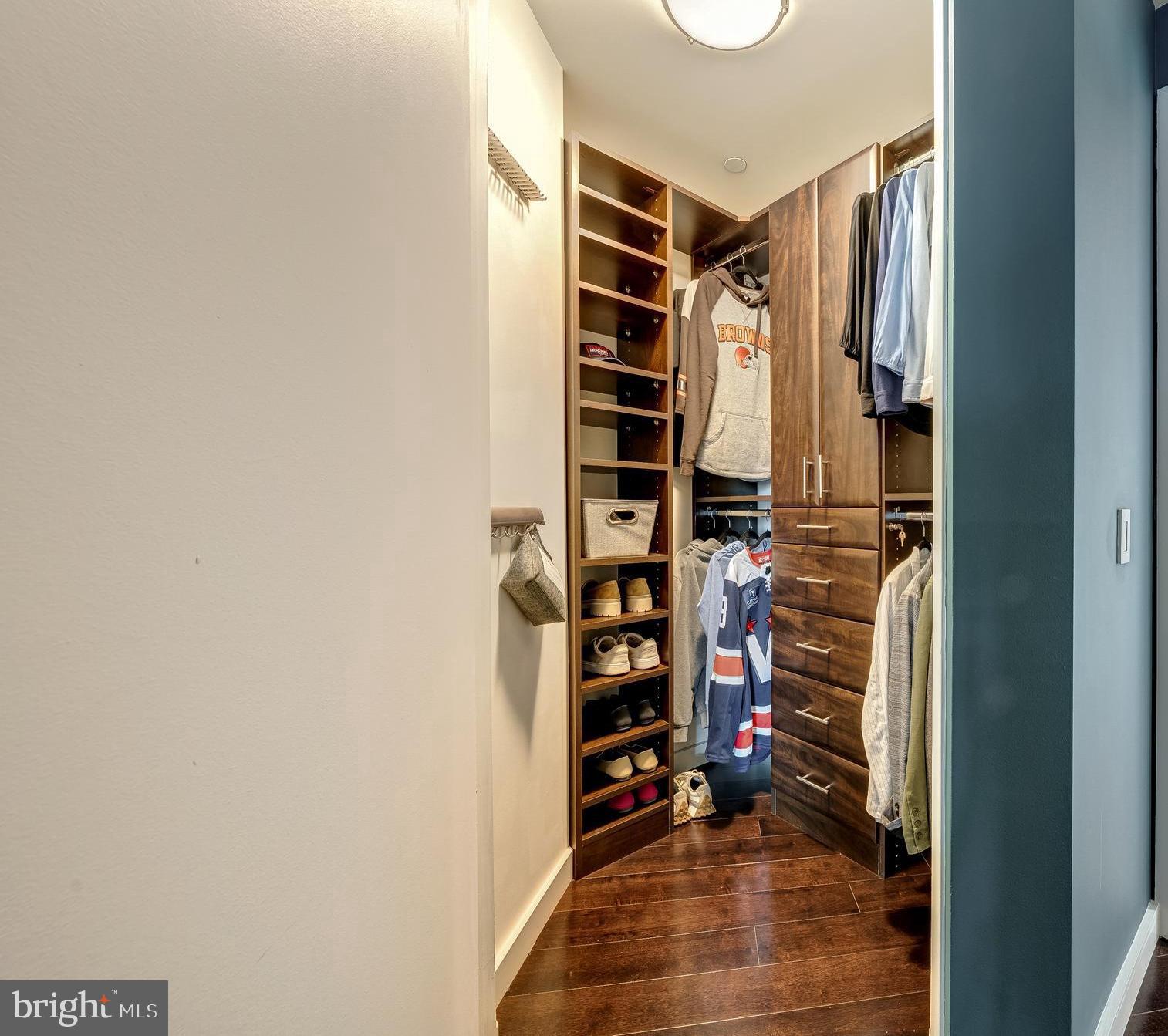 TURNBERRY TOWER - Residential