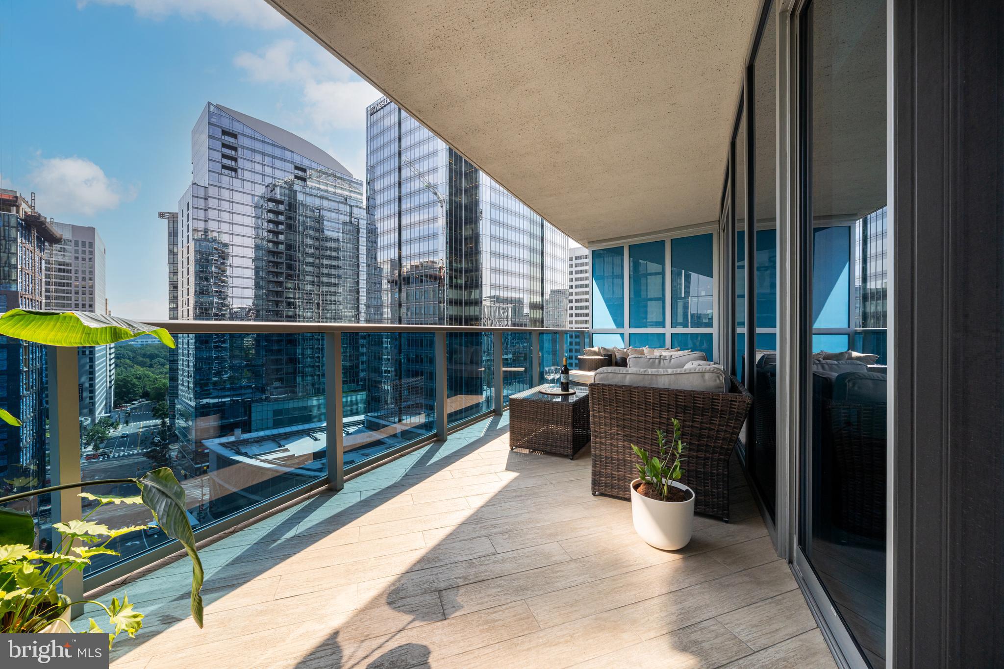 TURNBERRY TOWER - Residential