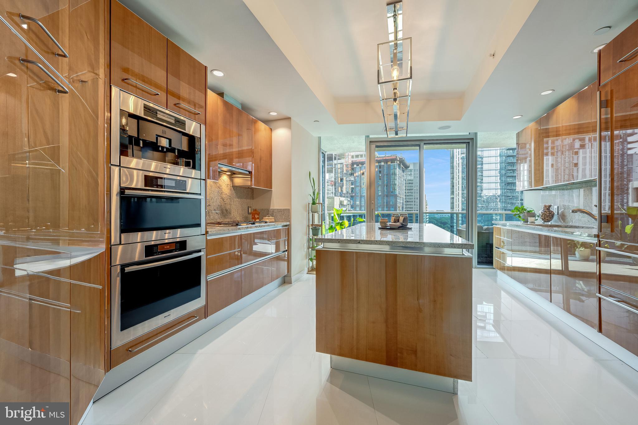 TURNBERRY TOWER - Residential