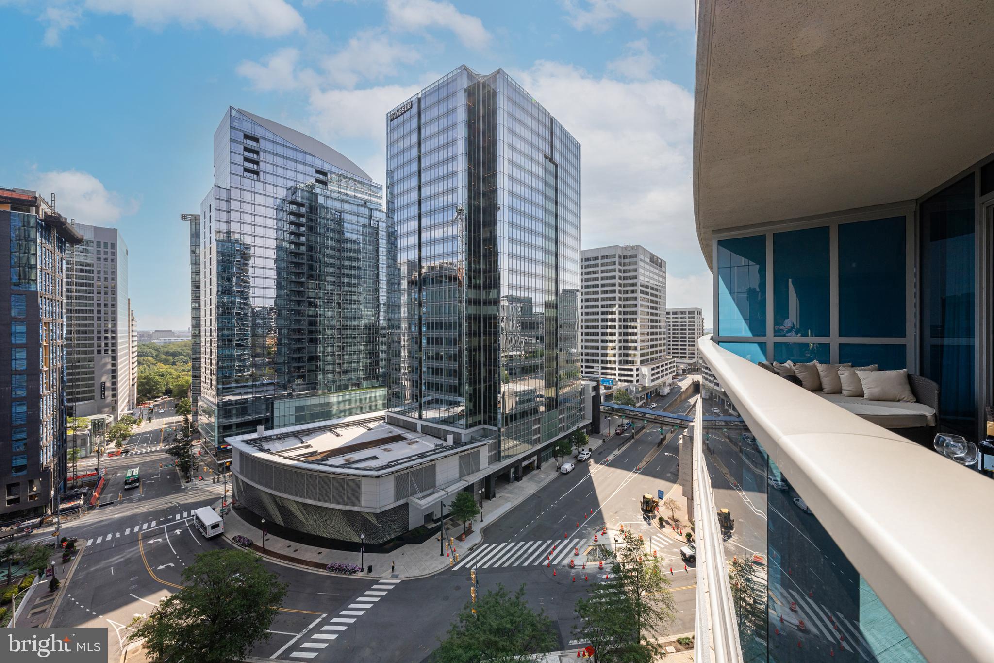 TURNBERRY TOWER - Residential