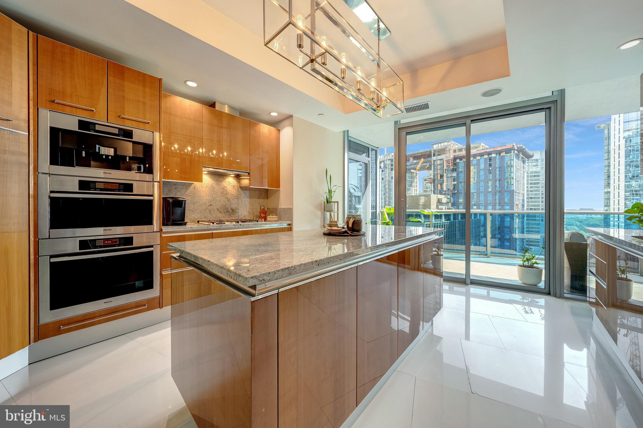 TURNBERRY TOWER - Residential