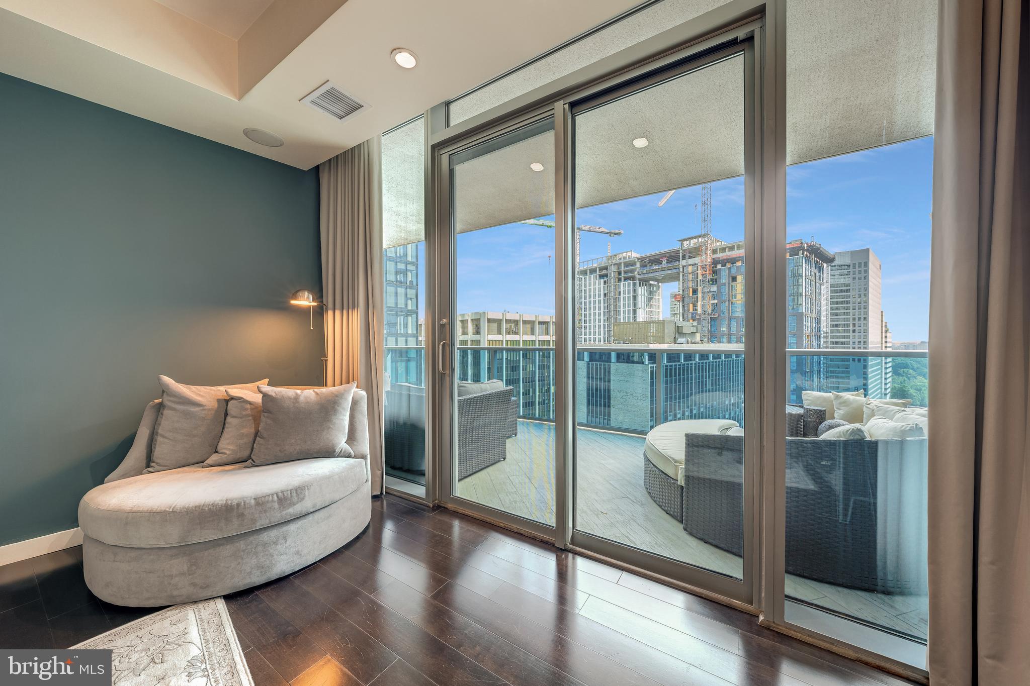 TURNBERRY TOWER - Residential