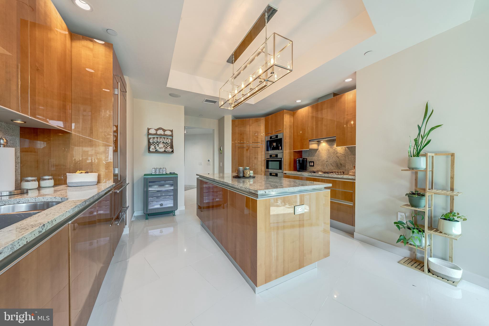 TURNBERRY TOWER - Residential