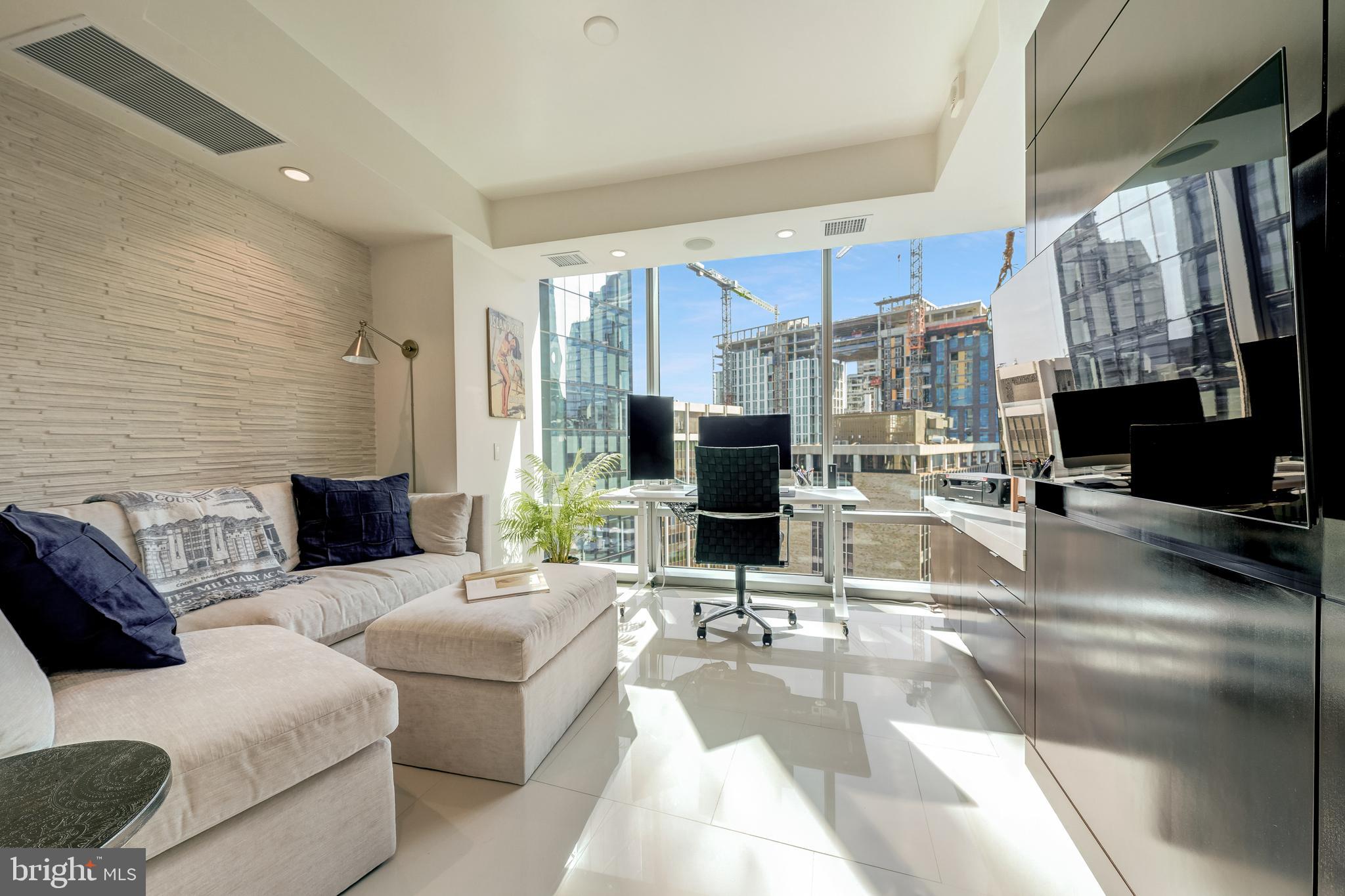 TURNBERRY TOWER - Residential