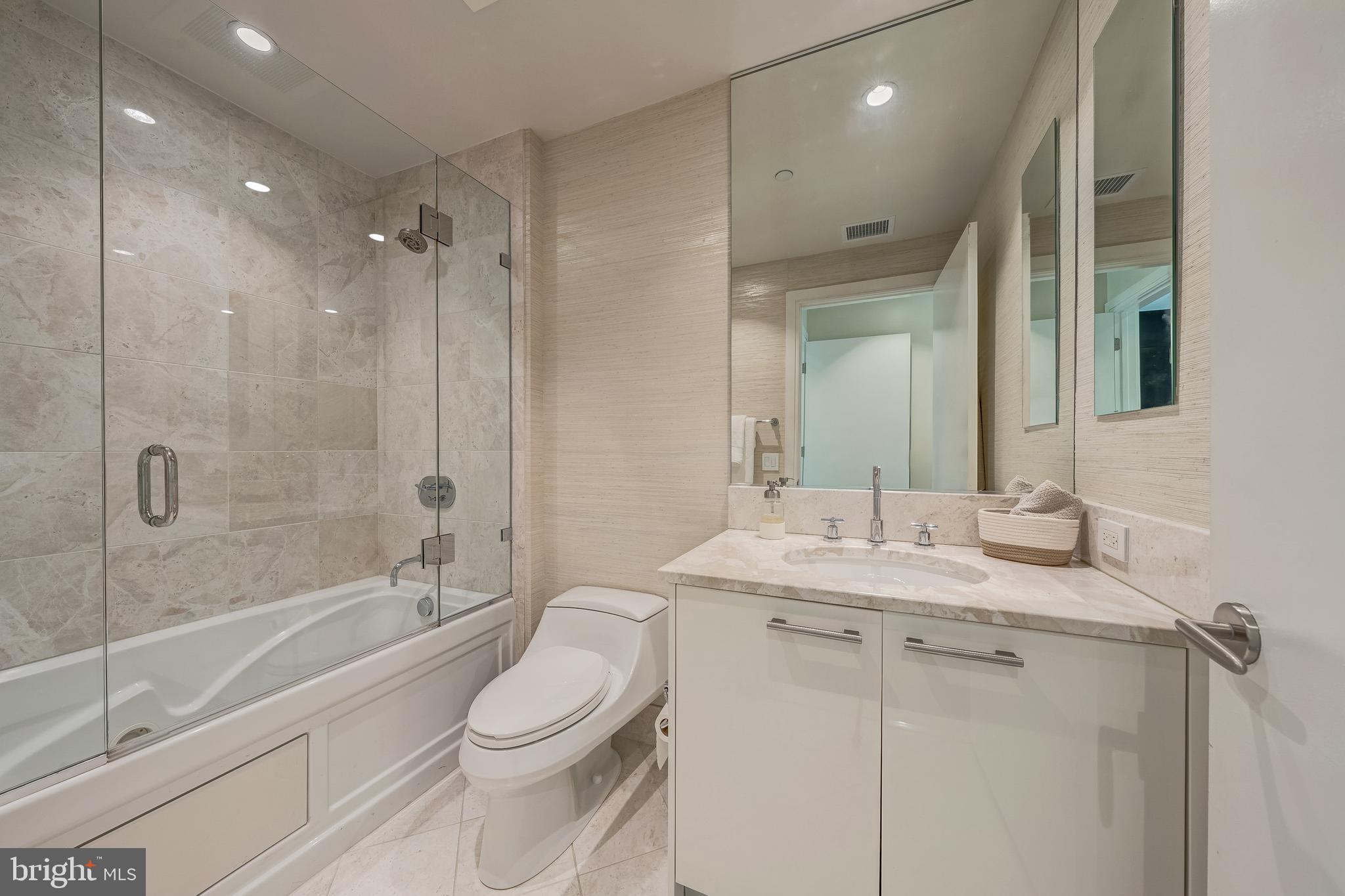 TURNBERRY TOWER - Residential