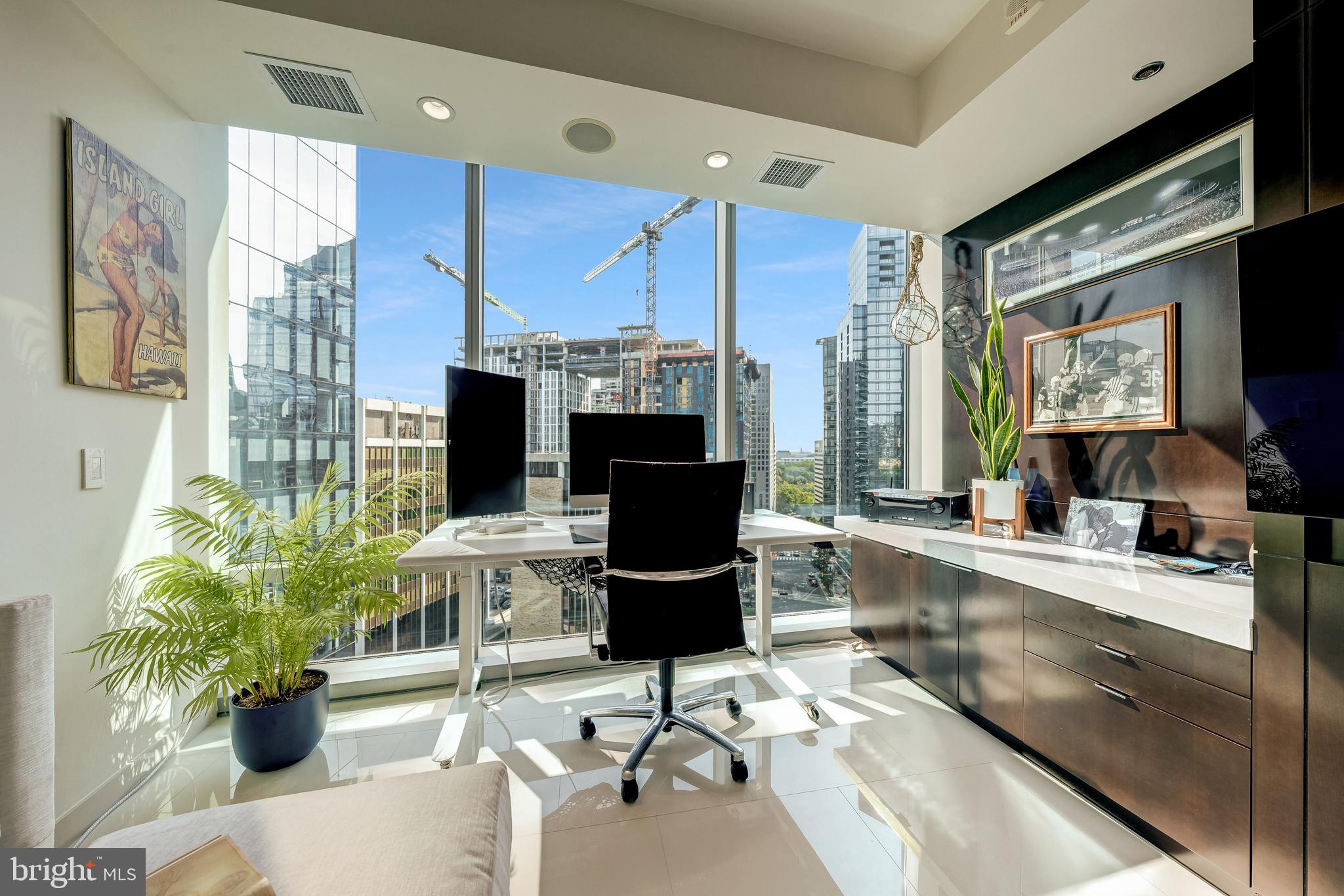 TURNBERRY TOWER - Residential