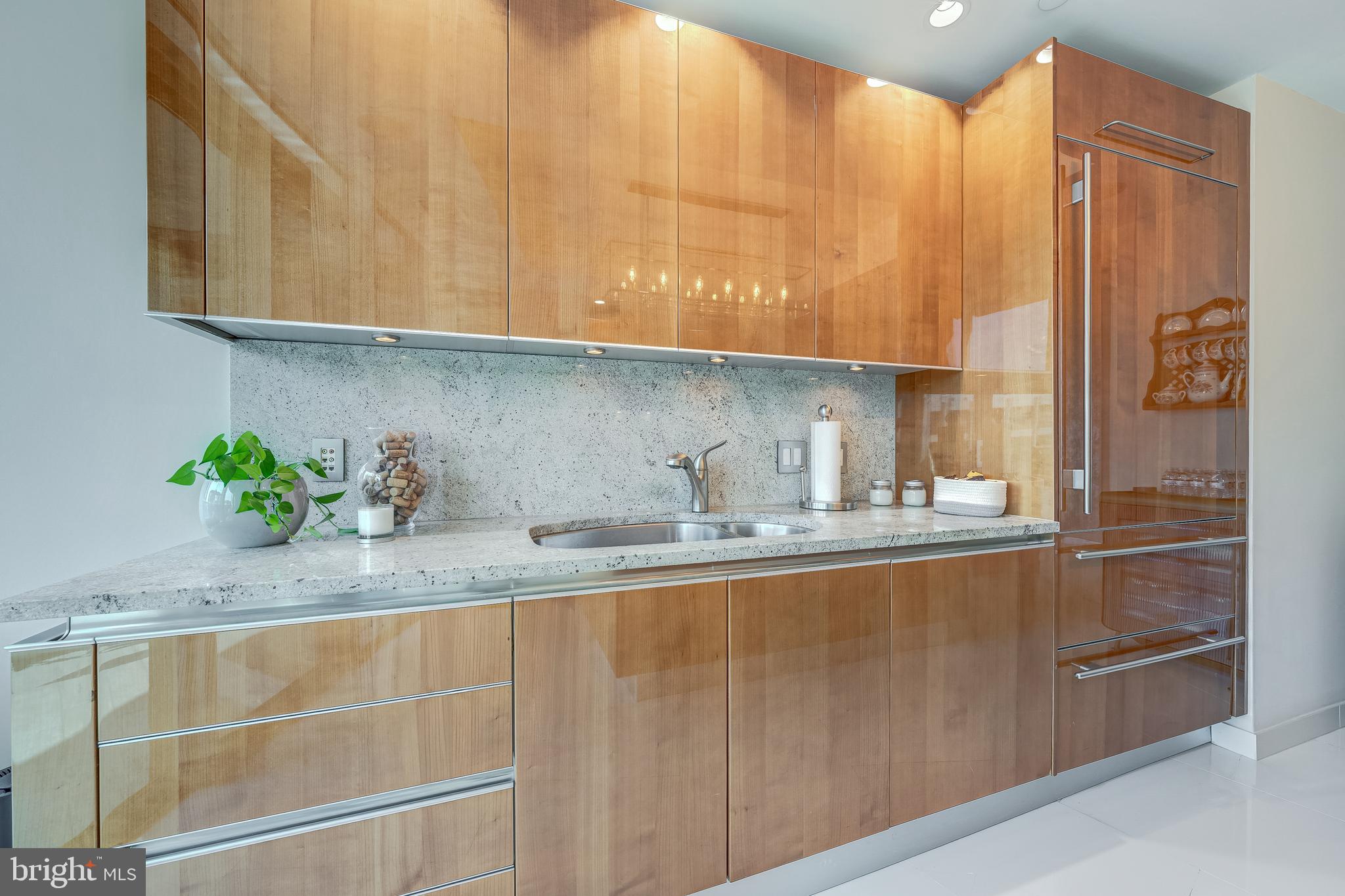 TURNBERRY TOWER - Residential