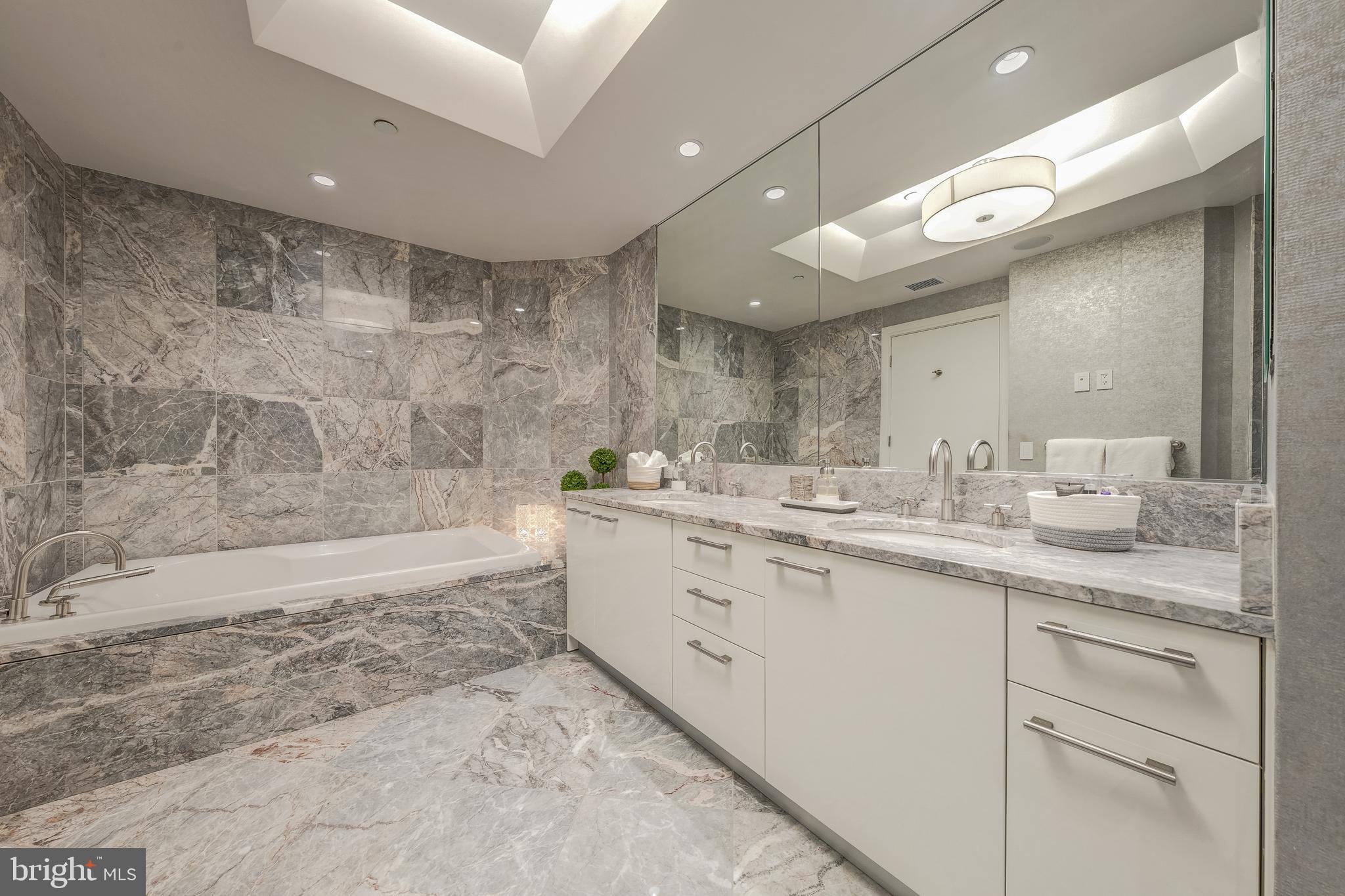 TURNBERRY TOWER - Residential