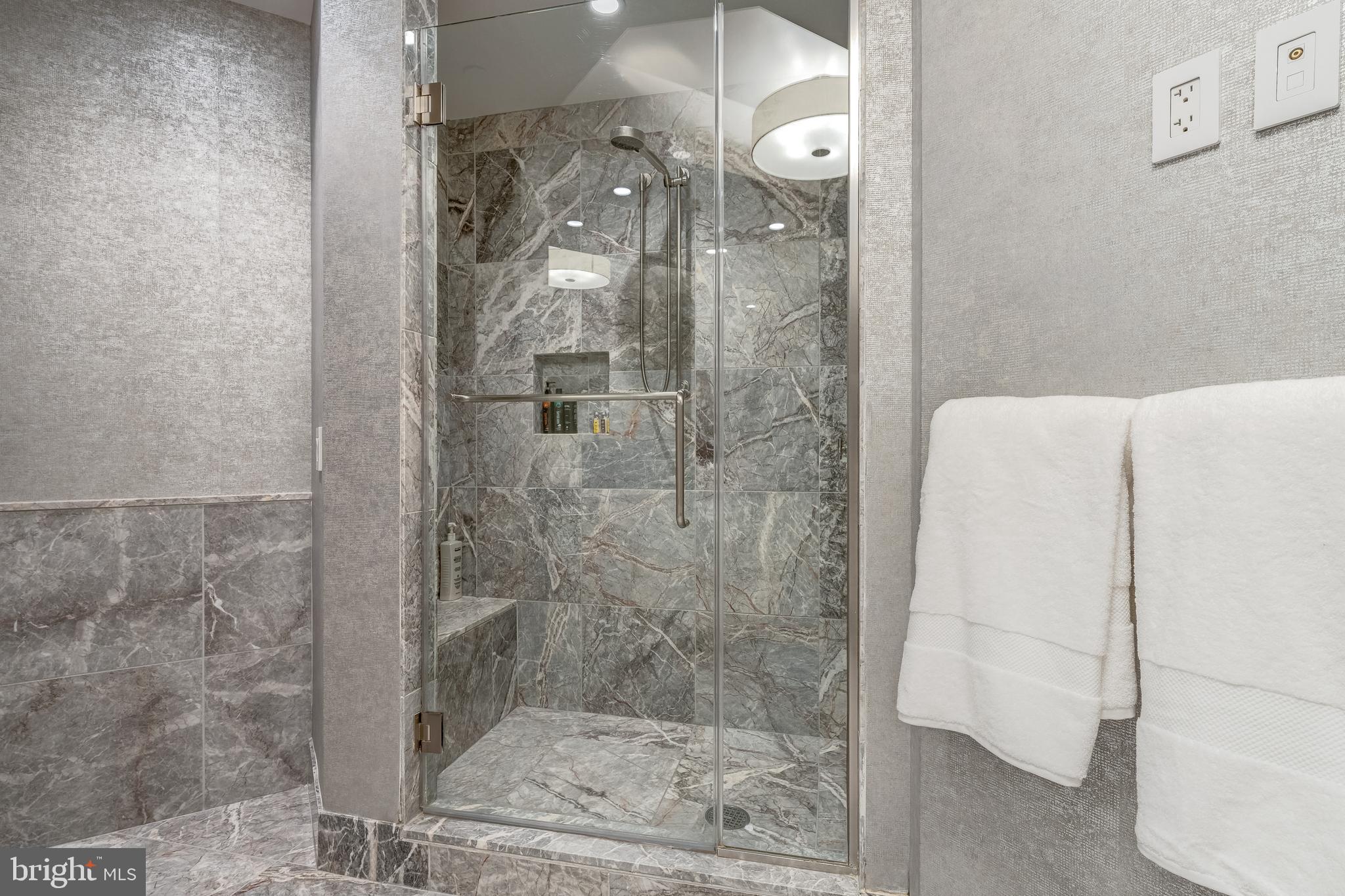 TURNBERRY TOWER - Residential