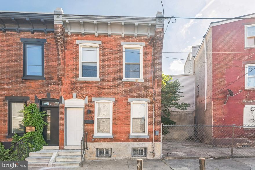 Just updated, three bedroom, one bathroom, house in Brewerytown. Brand new kitchen. In unit washer and dryer. Just a block away from the Girard Avenue shopping and dining corridor. Great access to Fairmount Park and Center City.