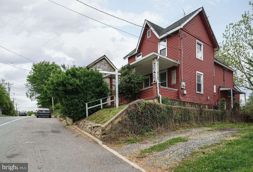 Centreville -  Investor Alert!  The home has previously been rented.  This has been a good income producing rental property.  The home has character and charm.  Make a showing appointment and see the potential as well as the lot beside is also on the market.