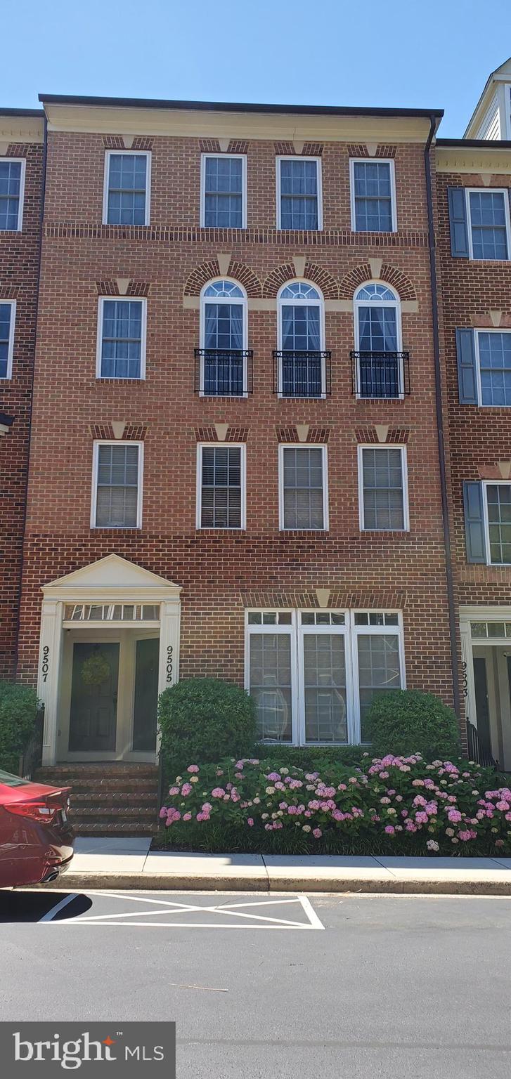 Appointment required 24 hours' notice. This stunning 3-bedroom, 2 full bathroom and one-half bath townhouse style condo is available for rent.
Close to the schools, playgrounds, pool & other VOU amenities. Hardwood on the main floor,open and large living area & gourmet kitchen,granite countertops and breakfast bar. Stainless appliances, backsplash, balcony. Master bedroom with walk-in closet, extra large shower and double sink.1 attached car garage. House is in great condition but the pictures are from last year.
****** Application fee $45 each adult non-refundable. Email me for the application and details. We will need a fully completed application,2 recent pay stubs, W2/1099, Tax returns for self-employed, picture ID and email address for each adult in the household. Landlord required a good credit score, no late payments or collections in the history, low debt to income ratio, minimum income requirement is 3 times of monthly rent, employment verification, no history of evictions or eviction in progress. *******