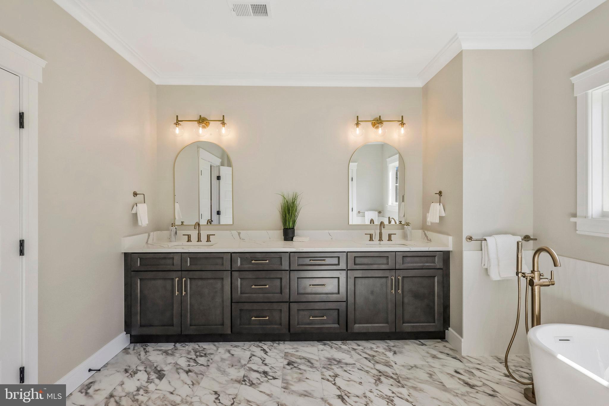 WESTHAMPTON - Residential