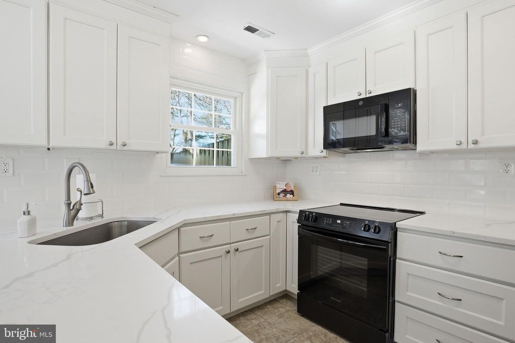 Photo of 954 Breakwater Drive, ANNAPOLIS, MD 21403 (MLS # MDAA2135542)