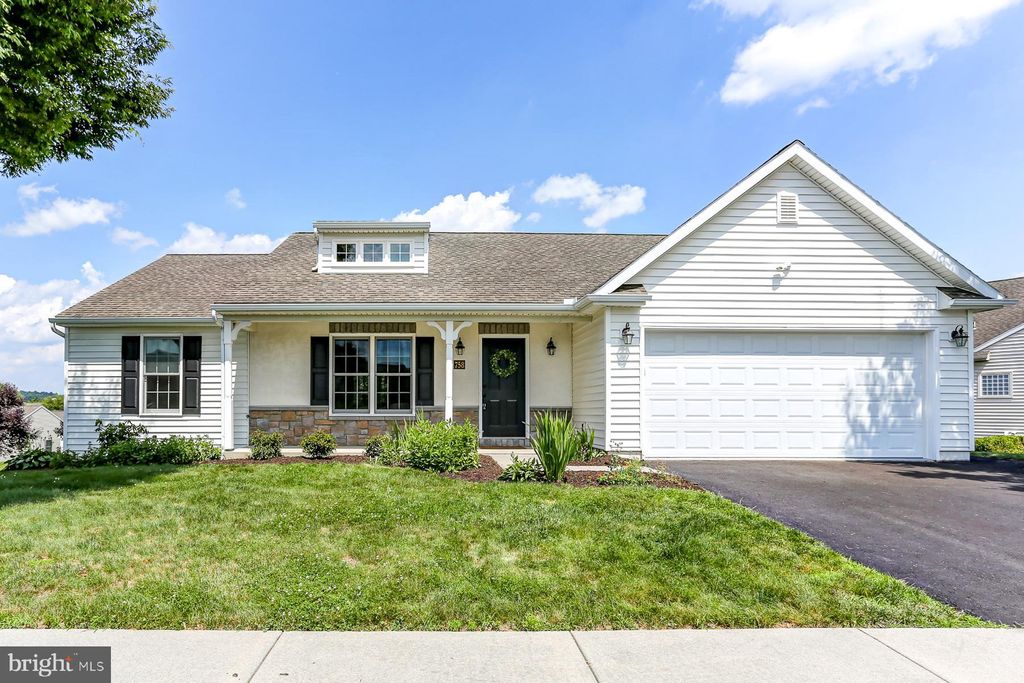 Photo of 758 Heather Ridge, MANHEIM, PA 17545 (MLS # PALA2073184)