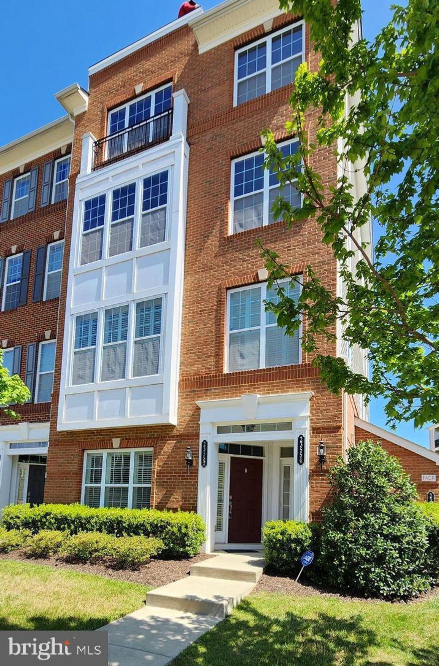 Bright and beautiful end unit one-car garage condo townhome offers 1,627 square feet of living space. The main floor with gleaming hardwood floors throughout offers an open living and dining area concept to creatively make it your own. The upgraded kitchen with granite counters, stainless steel appliances, and a large island is a chef's delight. The primary bedroom with tray ceiling, offers a large walk-in closet, a primary bath with a soaking tub, a separate shower and double sinks, and access to a balcony. Two additional bedrooms, a full bath, and laundry completes the upper floor. Ideally located near the community clubhouse and swimming pool. Conveniently located near local schools, shopping areas, commuting routes, public transportation and the Silverline Metro.