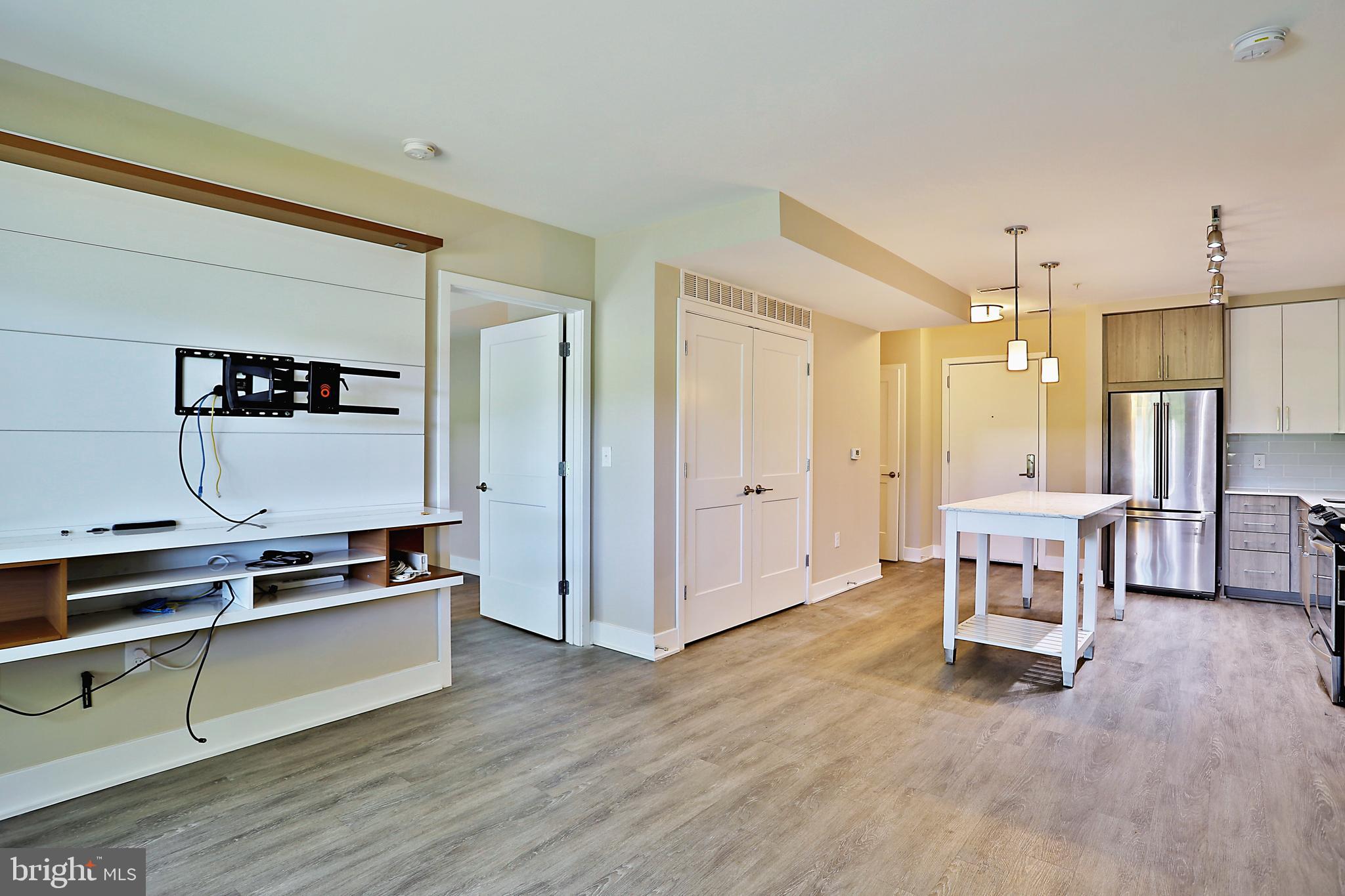 145 RIVERHAVEN DRIVE 021