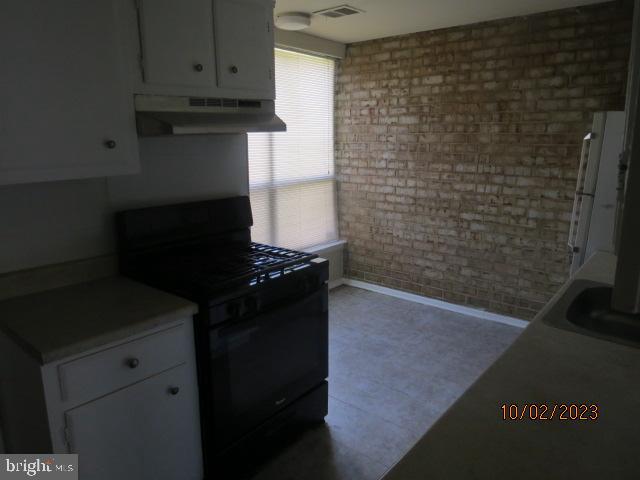 HUNTLEY SQUARE CONDOMINIUMS - Residential