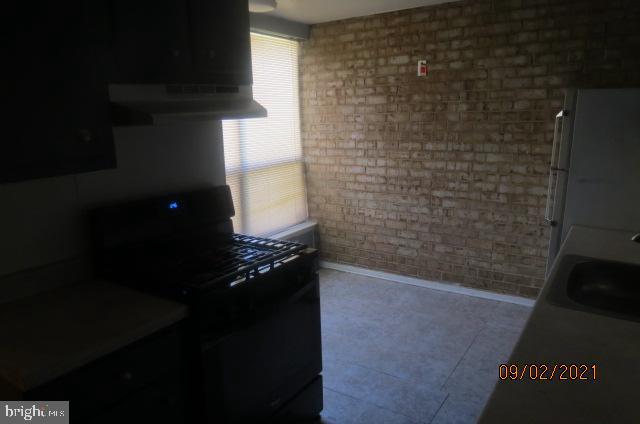 HUNTLEY SQUARE CONDOMINIUMS - Residential