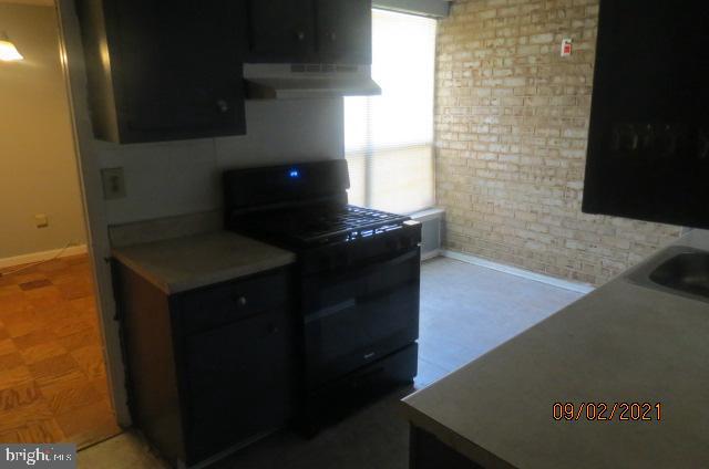 HUNTLEY SQUARE CONDOMINIUMS - Residential