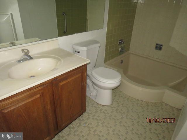 HUNTLEY SQUARE CONDOMINIUMS - Residential