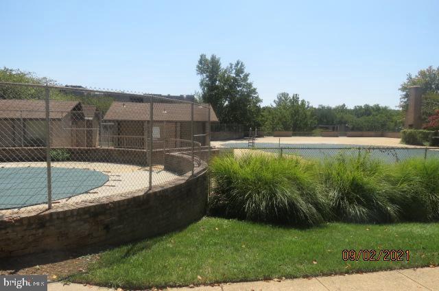 HUNTLEY SQUARE CONDOMINIUMS - Residential