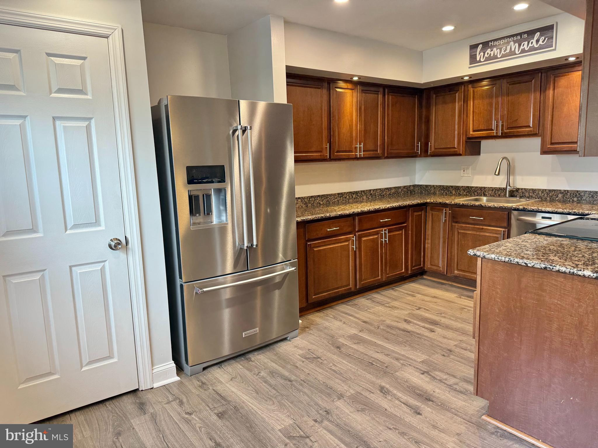 805 COMER SQUARE