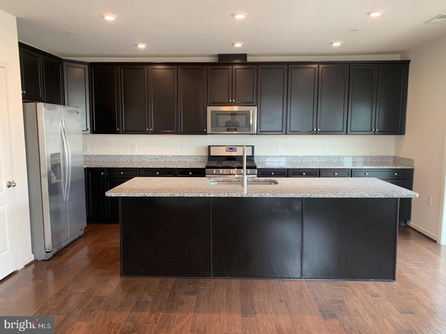 HAMPTON SQUARE CONDOMINIUMS - Residential Lease