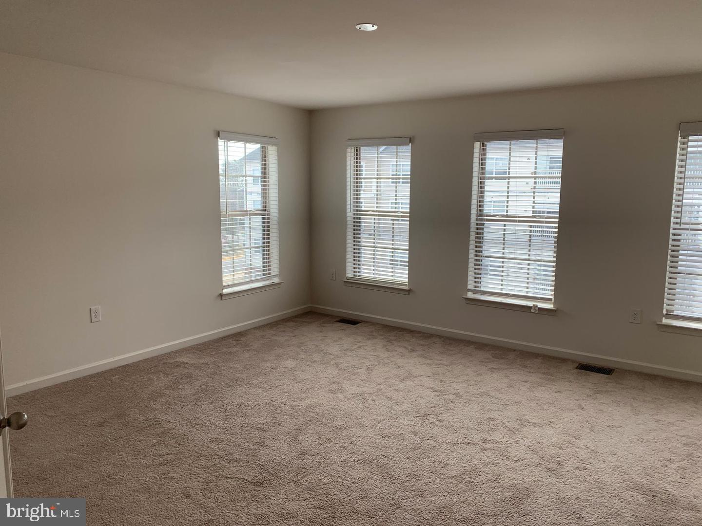 HAMPTON SQUARE CONDOMINIUMS - Residential Lease