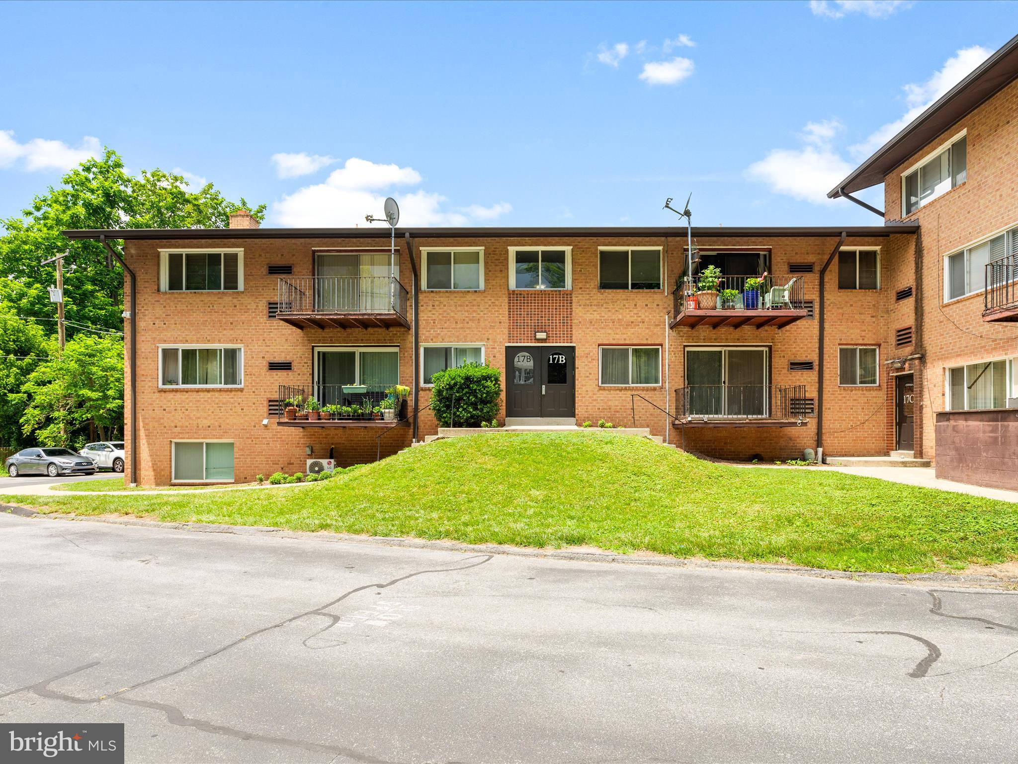 A thoughtfully designed 1-bedroom, 1-bath residence ideally situated in the heart of Gaithersburg. This unit offers a highly walkable location, just moments from retail, dining, parks, and public transportation, providing a truly convenient lifestyle. Whether you're a commuter, a first-time buyer, or seeking low-maintenance living in an established community, this property offers exceptional accessibility to the best of what the area has to offer.