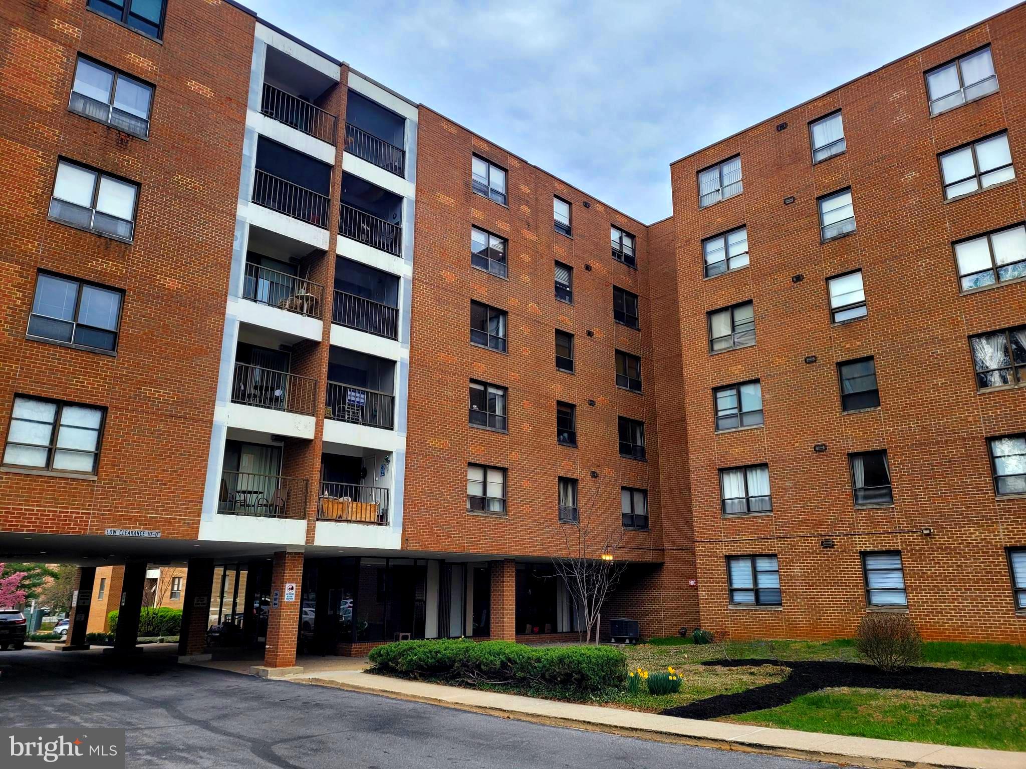 Move right on to this 2 bedroom 1 bath renovated condo. First floor, balcony, beautiful view