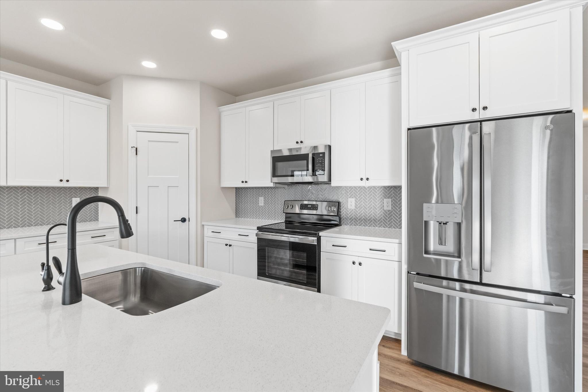 LAKEVIEW ESTATES - Residential