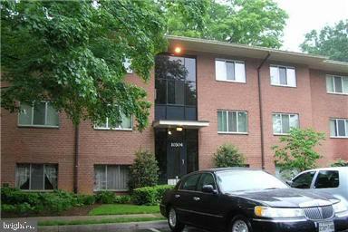 UNBEATABLE LOCATION!! Rent INCLUDES ALL UTILITIES (electric, gas, water) PLUS BASIC CABLE TV AND STORAGE UNIT; Top floor garden-style condo at Grosvenor Park IV. Gorgeous wood floors throughout; great closet space; serene wooded view from balcony; walk to Metro, grocery store, etc. and pike to NIH/Navy Medical; parking, pool & tennis membership. 2 assigned parking spaces with permit.