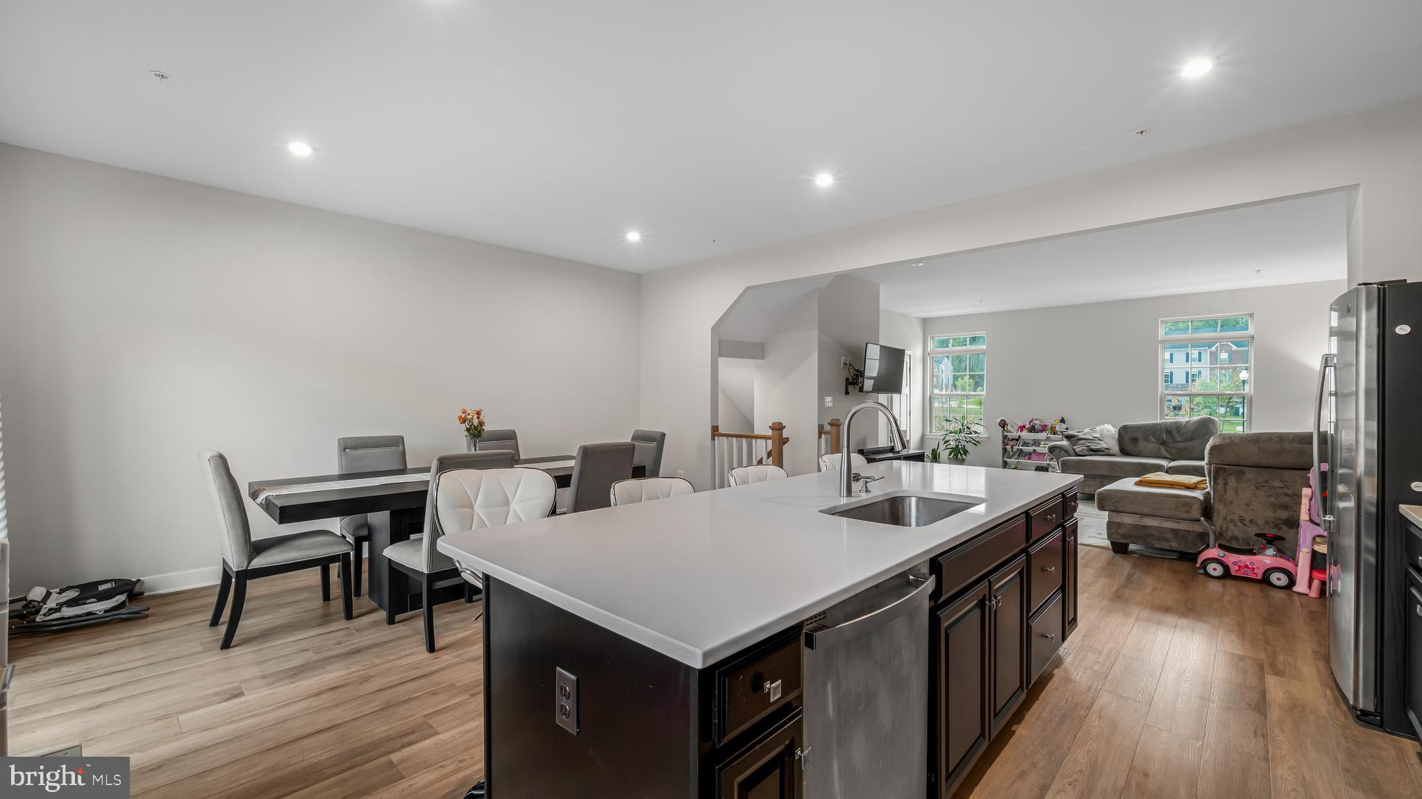 ARMSTRONG VILLAGE - Residential