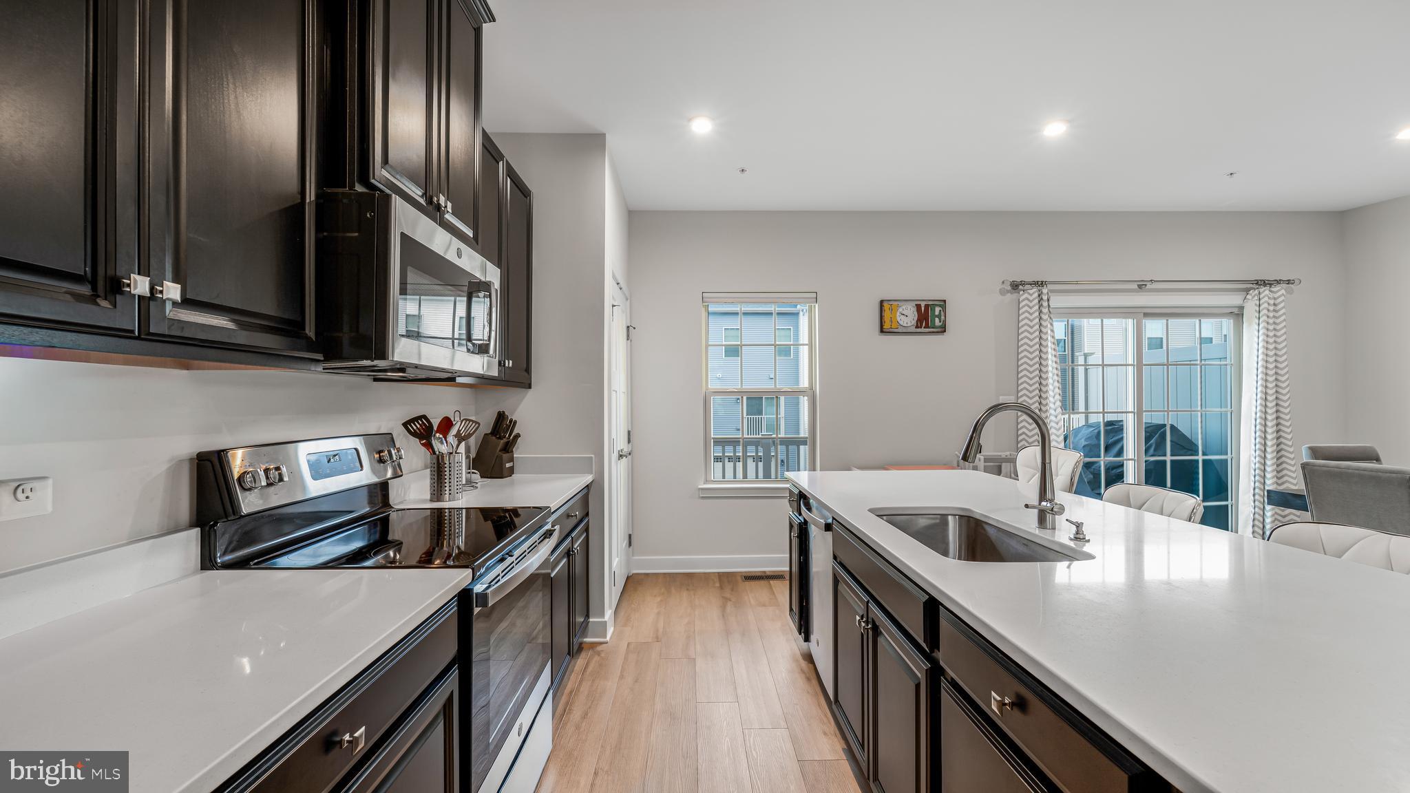 ARMSTRONG VILLAGE - Residential