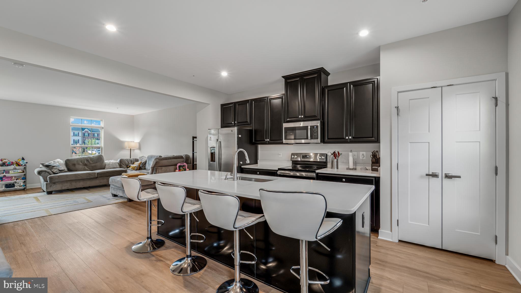 ARMSTRONG VILLAGE - Residential