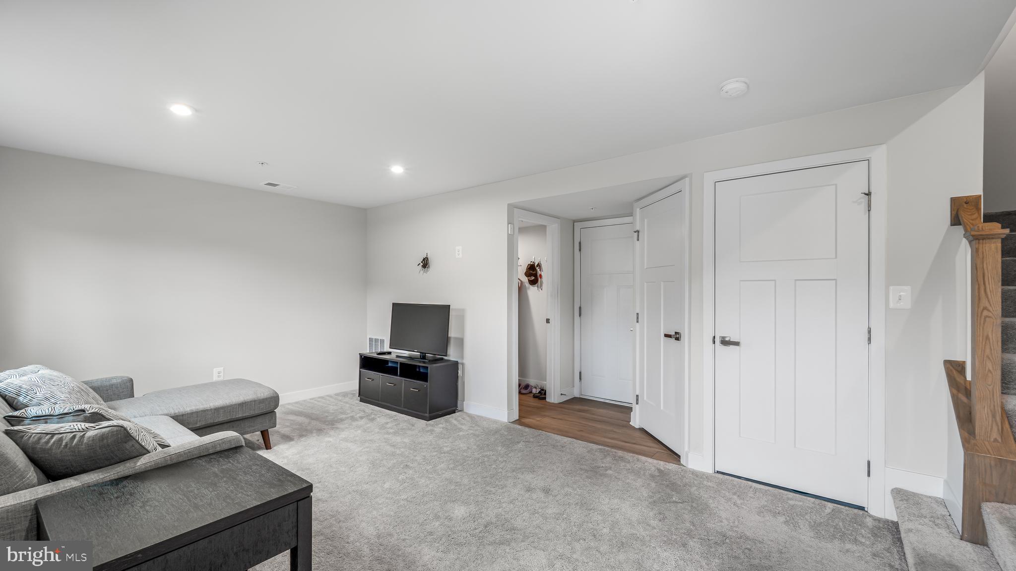 ARMSTRONG VILLAGE - Residential