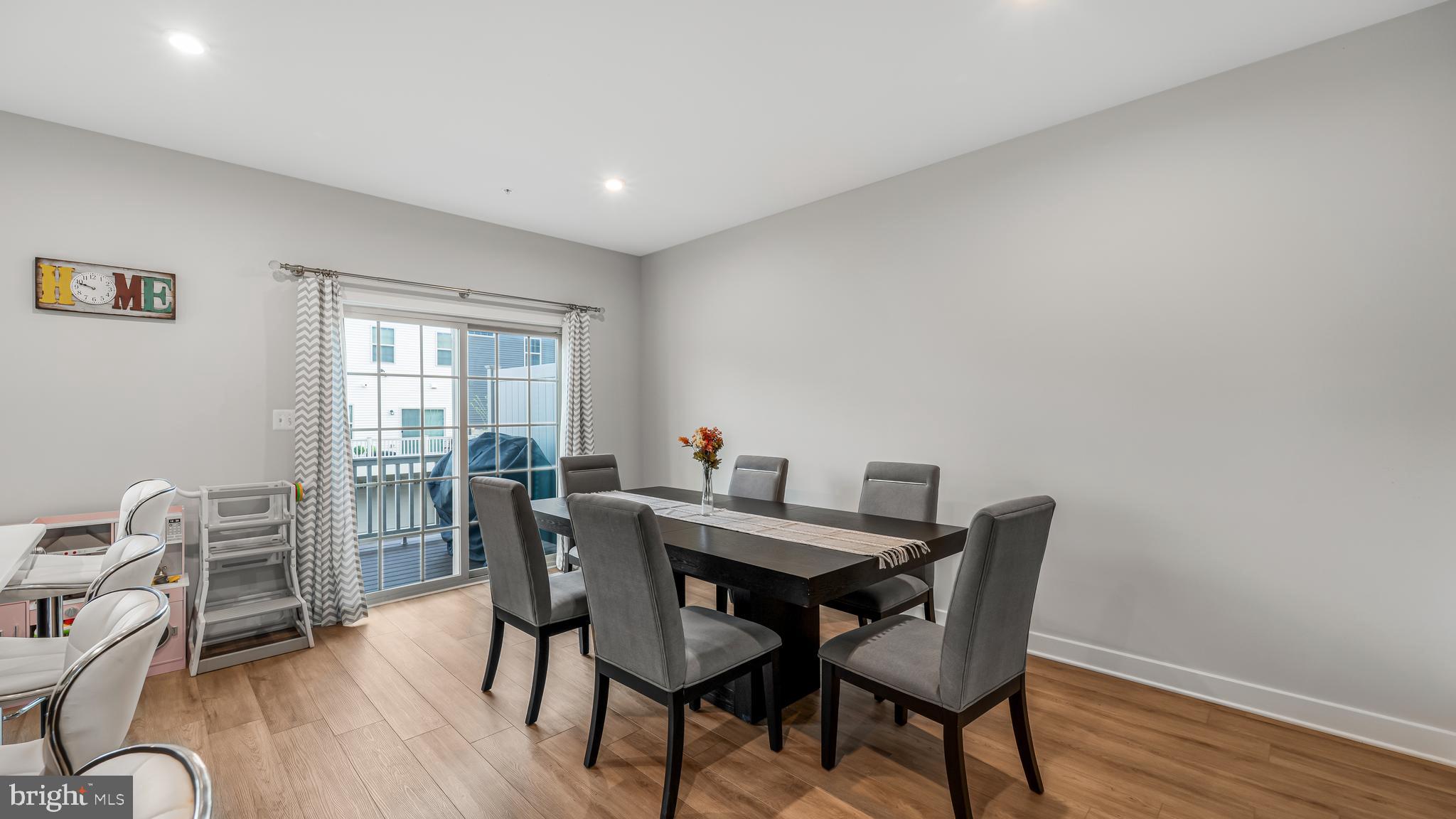 ARMSTRONG VILLAGE - Residential