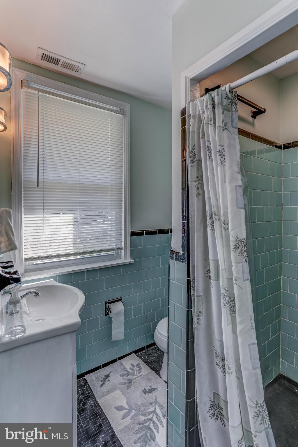 WOODLAND BEACH - Residential Lease