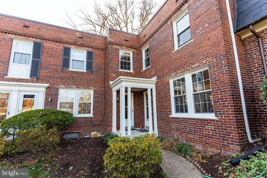 Wonderful end unit TH in Arlington Village, Backs to golf course - new bathroom, granite, Stainless Steel, Wood Floors, Lots of light, Inviting deck, plenty of closet space. Close to Columbia Pike, DC, pentagon. Available April 1