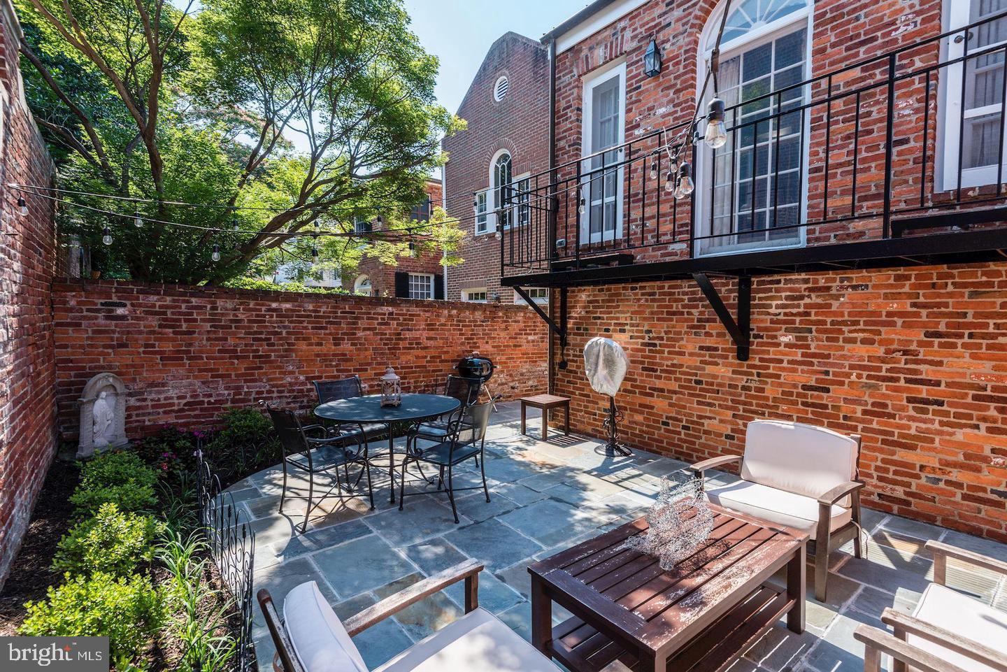 OLD TOWN - Residential Lease