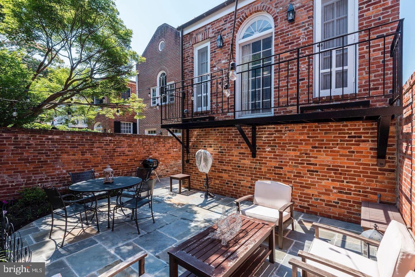 OLD TOWN - Residential Lease