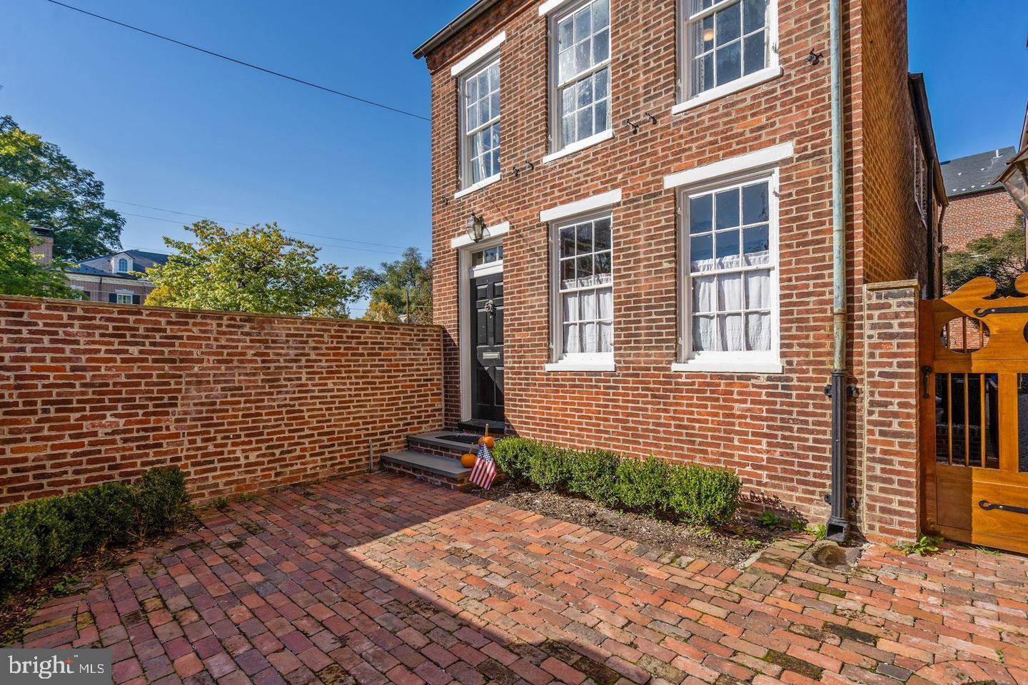 OLD TOWN - Residential Lease