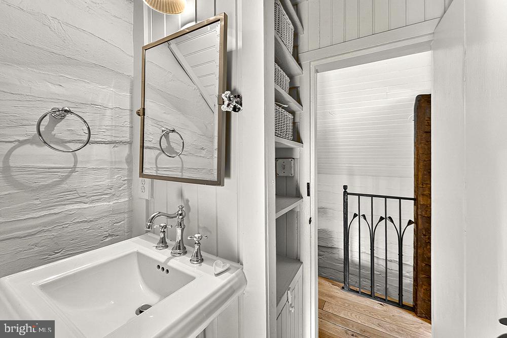 SANDY HOOK - Residential